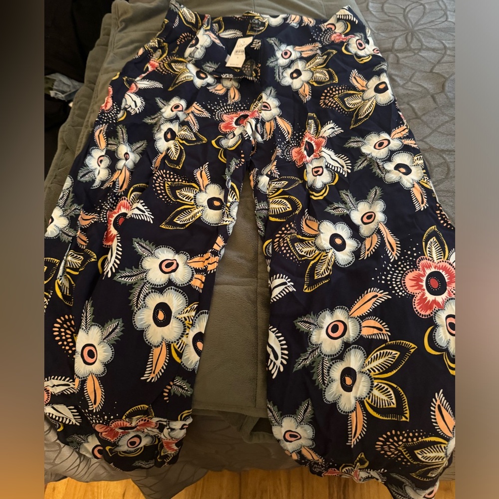NWT Loft floral fluid pants. Size 8.